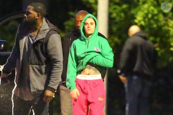 Exclusif - Justin Bieber enlève son sweatshirt et admire sa nouvelle couleur de cheveux rose dans le rétroviseur de sa jeep à Beverly Hills, Los Angeles. Le chanteur est allé jouer au basket avec des amis à la tombée de la nuit ! Le 24 novembre 2019.
