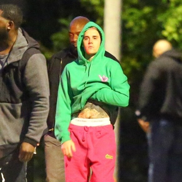 Exclusif - Justin Bieber enlève son sweatshirt et admire sa nouvelle couleur de cheveux rose dans le rétroviseur de sa jeep à Beverly Hills, Los Angeles. Le chanteur est allé jouer au basket avec des amis à la tombée de la nuit ! Le 24 novembre 2019.