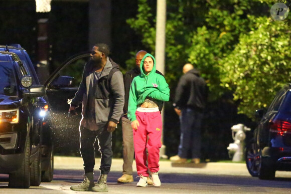 Exclusif - Justin Bieber enlève son sweatshirt et admire sa nouvelle couleur de cheveux rose dans le rétroviseur de sa jeep à Beverly Hills, Los Angeles. Le chanteur est allé jouer au basket avec des amis à la tombée de la nuit ! Le 24 novembre 2019.