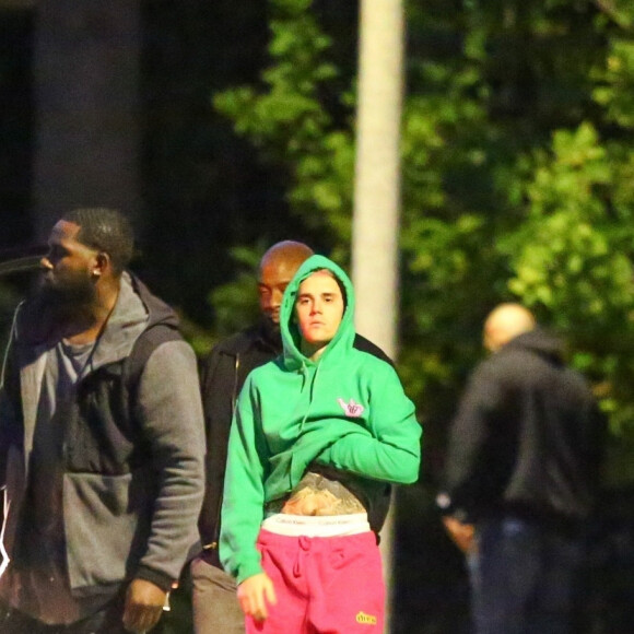 Exclusif - Justin Bieber enlève son sweatshirt et admire sa nouvelle couleur de cheveux rose dans le rétroviseur de sa jeep à Beverly Hills, Los Angeles. Le chanteur est allé jouer au basket avec des amis à la tombée de la nuit ! Le 24 novembre 2019.