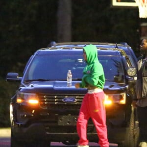 Exclusif - Justin Bieber enlève son sweatshirt et admire sa nouvelle couleur de cheveux rose dans le rétroviseur de sa jeep à Beverly Hills, Los Angeles. Le chanteur est allé jouer au basket avec des amis à la tombée de la nuit ! Le 24 novembre 2019.