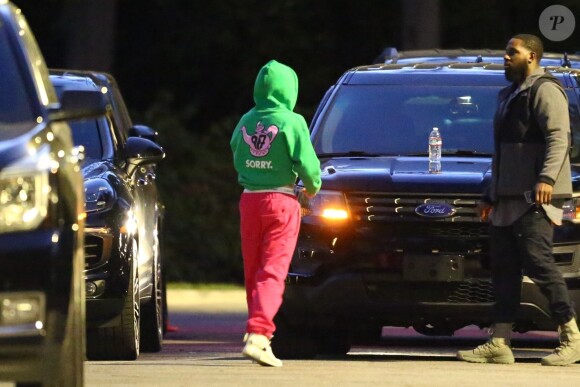 Exclusif - Justin Bieber enlève son sweatshirt et admire sa nouvelle couleur de cheveux rose dans le rétroviseur de sa jeep à Beverly Hills, Los Angeles. Le chanteur est allé jouer au basket avec des amis à la tombée de la nuit ! Le 24 novembre 2019.