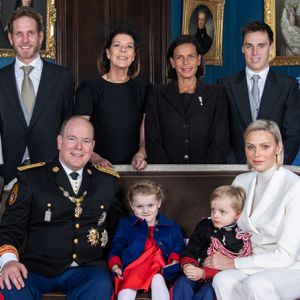 Le prince Albert, son épouse Charlene, les princesses Caroline et Stéphanie de Monaco posent dans le palais princier lors de la Fête nationale monégasque du 19 novembre 2019.