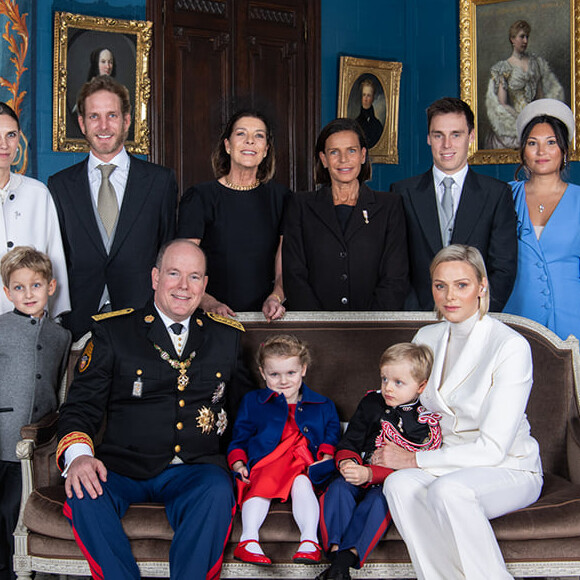 Le prince Albert, son épouse Charlene, les princesses Caroline et Stéphanie de Monaco posent dans le palais princier lors de la Fête nationale monégasque du 19 novembre 2019.
