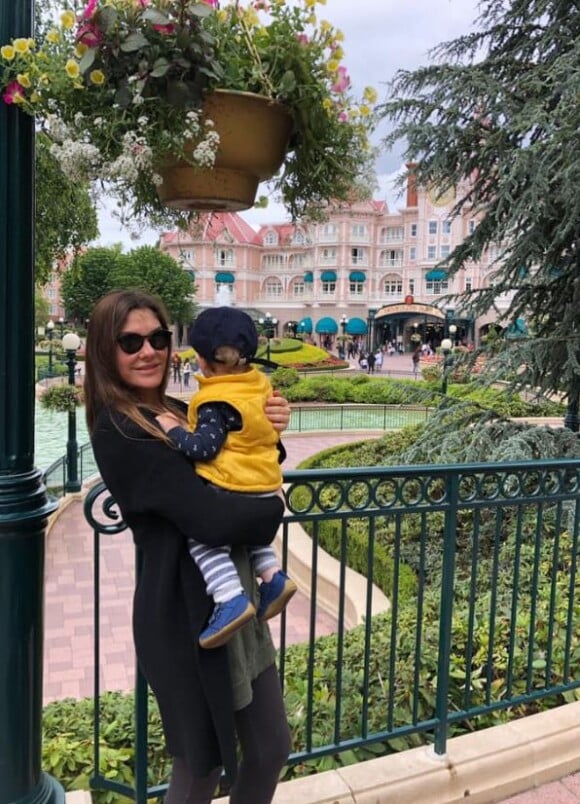 Hélène de "Koh-Lanta 2003 et son fils à Disneyland Paris, le 2 juillet 2019