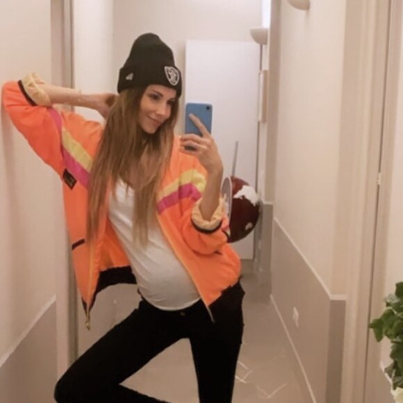 Alexandra Rosenfeld enceinte, pose dans un hall, le 26 novembre 2019