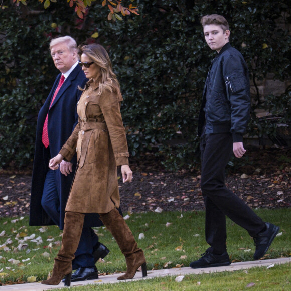 Donald Trump, sa femme Melania et leur fils Barron Trump quittent la Maison Blanche pour passer les vacances de Thanksgiving en Floride, le 26 novembre 2019 à Washington. 