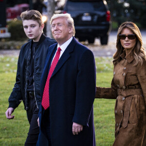 Donald Trump, sa femme Melania et leur fils Barron Trump quittent la Maison Blanche pour passer les vacances de Thanksgiving en Floride, le 26 novembre 2019 à Washington. 