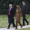 Donald Trump, sa femme Melania et leur fils Barron Trump quittent la Maison Blanche pour passer les vacances de Thanksgiving en Floride, le 26 novembre 2019 à Washington. 