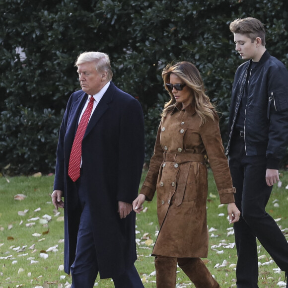 Donald Trump, sa femme Melania et leur fils Barron Trump quittent la Maison Blanche pour passer les vacances de Thanksgiving en Floride, le 26 novembre 2019 à Washington. 