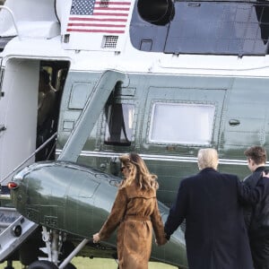 Donald Trump, sa femme Melania et leur fils Barron Trump quittent la Maison Blanche pour passer les vacances de Thanksgiving en Floride, le 26 novembre 2019 à Washington. 