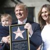 Donald Trump, sa femme Melania et leur fils Barron lors du dévoilement de son étoile sur le "Walk Of Fame" à Hollywood. Le 16 janvier 2007
