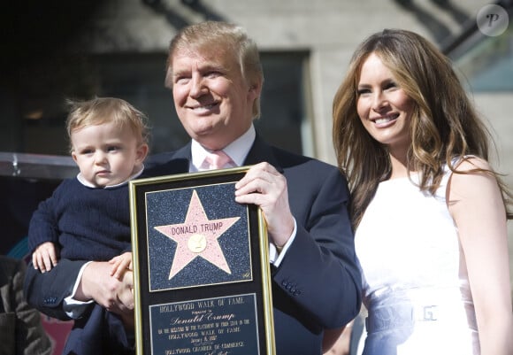 Donald Trump, sa femme Melania et leur fils Barron lors du dévoilement de son étoile sur le "Walk Of Fame" à Hollywood. Le 16 janvier 2007