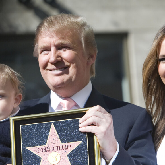 Donald Trump, sa femme Melania et leur fils Barron lors du dévoilement de son étoile sur le "Walk Of Fame" à Hollywood. Le 16 janvier 2007