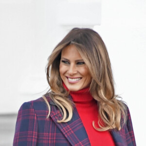 La première dame des Etats-Unis, Melania Trump et son fils Barron Trump reçoivent l'arbre de Noël qui se trouvera dans la Pièce Bleue de la Maison Blanche à Washington DC, le 20 novembre 2017.