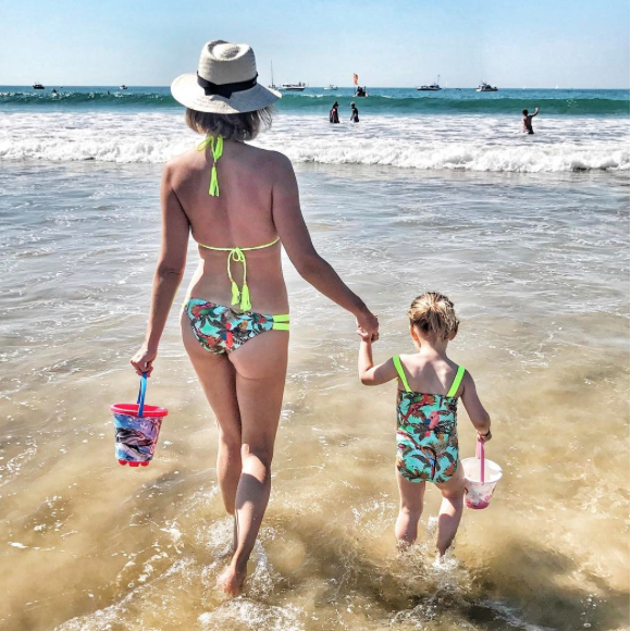 Sylvie Tellier et sa petite Margaux aux Sables-d'Olonne, le 27 mai 2017.