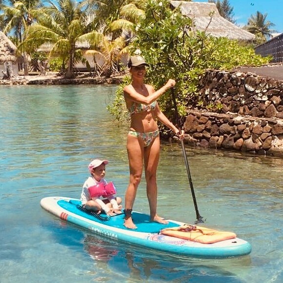 Sylvie Tellier et sa fille Margaux sur un paddle, à Tahiti, le 26 novembre 2019