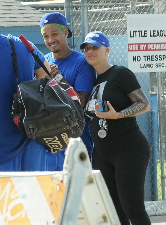 Exclusif - Amber Rose et son compagnon Alexander Edwards - A.Rose se rend au match de baseball de son premier enfant Sebastian, quinze jours après avoir accouché de son deuxième enfant (Slash Electric). Comme chaque semaine elle se rend à l'évènement avec le père de son premier enfant (son ex-mari) et son nouveau compagnon (le père de son deuxième enfant). Los Angeles, le 27 octobre 2019.27/10/2019 - Los Angeles