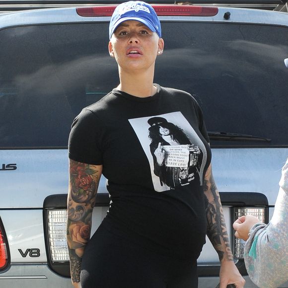 Exclusif - Amber Rose - A.Rose se rend au match de baseball de son premier enfant Sebastian, quinze jours après avoir accouché de son deuxième enfant (Slash Electric). Comme chaque semaine elle se rend à l'évènement avec le père de son premier enfant (son ex-mari) et son nouveau compagnon (le père de son deuxième enfant). Los Angeles, le 27 octobre 2019.27/10/2019 - Los Angeles