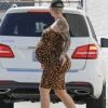 Exclusif - Amber Rose enceinte porte une robe léopard très moulante lors d'une virée shopping avec son compagnon A. Edwards dans le quartier de Studio City à Los Angeles, le 8 octobre 2019