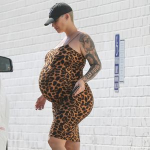 Exclusif - Amber Rose enceinte porte une robe léopard très moulante lors d'une virée shopping avec son compagnon A. Edwards dans le quartier de Studio City à Los Angeles, le 8 octobre 2019