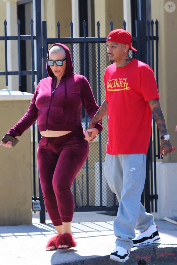 Amber Rose enceinte et son compagnon Alexander 'AE' Edwards sont allés déjeuner en amoureux dans le quartier de Studio City à Los Angeles, le 1er octobre 2019