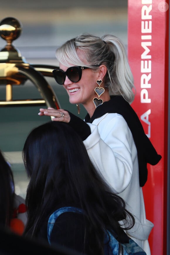 Laeticia Hallyday, ses filles Jade et Joy - Laeticia Hallyday arrive en famille avec ses filles et sa mère à l'aéroport Roissy CDG le 19 novembre 2019.