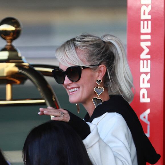 Laeticia Hallyday, ses filles Jade et Joy - Laeticia Hallyday arrive en famille avec ses filles et sa mère à l'aéroport Roissy CDG le 19 novembre 2019.