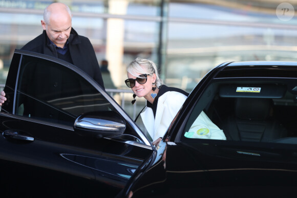 Laeticia Hallyday arrive à l'aéroport Roissy CDG le 19 novembre 2019.