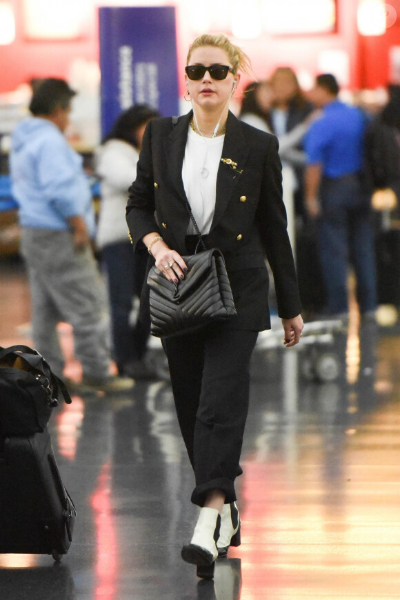 Exclusif - Amber Heard traverse l'aéroport JFK à New York le 10 octobre 2019. 10/10/2019 - New York