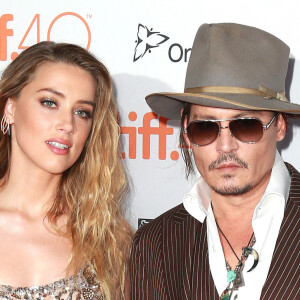 Johnny Depp et sa compagne Amber Heard (robe Elie Saab) - Première du film "The Danish Girl" au festival International du film de Toronto (TIFF) le 12 septembre 2015