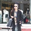 Zoe Kravitz écoute de la musique lors d'une virée shopping dans les rues de Beverly Hills, le 12 février 2019