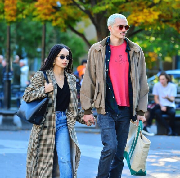 Exclusif - Zoe Kravitz et son mari Karl Glusman se baladent main dans la main dans le parc de Washington Square à New York. Zoë Kravitz sera Catwoman dans le prochain "Batman"! Le 23 octobre 2019
