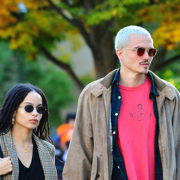 Exclusif - Zoe Kravitz et son mari Karl Glusman se baladent main dans la main dans le parc de Washington Square à New York. Zoë Kravitz sera Catwoman dans le prochain "Batman"! Le 23 octobre 2019