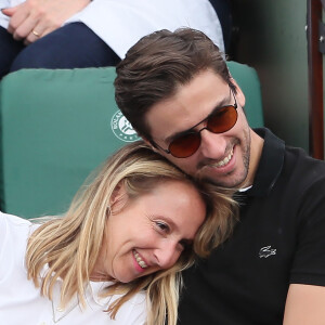 Audrey Lamy et son compagnon Thomas Sabatier dans les tribunes des internationaux de Roland Garros à Paris, le 31 mai 2018. © Cyril Moreau - Dominique Jacovides/Bestimage