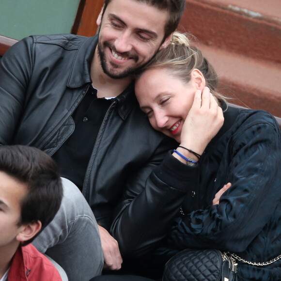 Audrey Lamy et son compagnon Thomas Sabatier aux Internationaux de France de tennis de Roland Garros à Paris le 1er juin 2014.