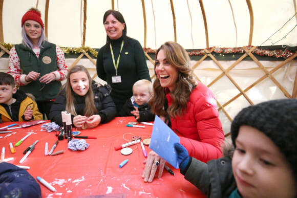 Kate Middleton a participé aux activités caritatives de Noël avec les familles et les enfants lors de sa visite à la "Peterley Manor Farm" à Buckinghamshire. Le 4 décembre 2019