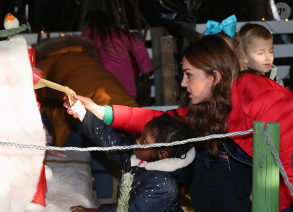 Kate Middleton a participé aux activités caritatives de Noël avec les familles et les enfants lors de sa visite à la "Peterley Manor Farm" à Buckinghamshire. Le 4 décembre 2019