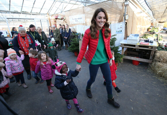 Kate Middleton a participé aux activités caritatives de Noël avec les familles et les enfants lors de sa visite à la "Peterley Manor Farm" à Buckinghamshire. Le 4 décembre 2019