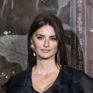 Penélope Cruz assiste au défilé Chanel Métiers d'Art 2019/2020 au Grand Palais. Paris, le 4 décembre 2019 © Olivier Borde / Bestimage