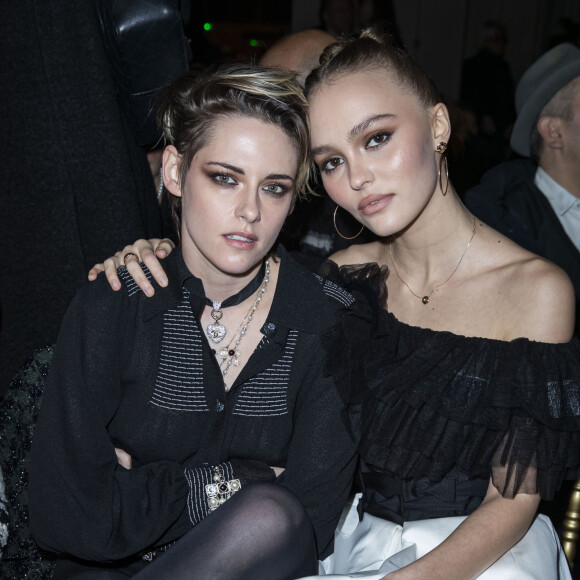 Kristen Stewart et Lily-Rose Depp assistent au défilé Chanel Métiers d'Art 2019/2020 au Grand Palais. Paris, le 4 décembre 2019 © Olivier Borde / Bestimage