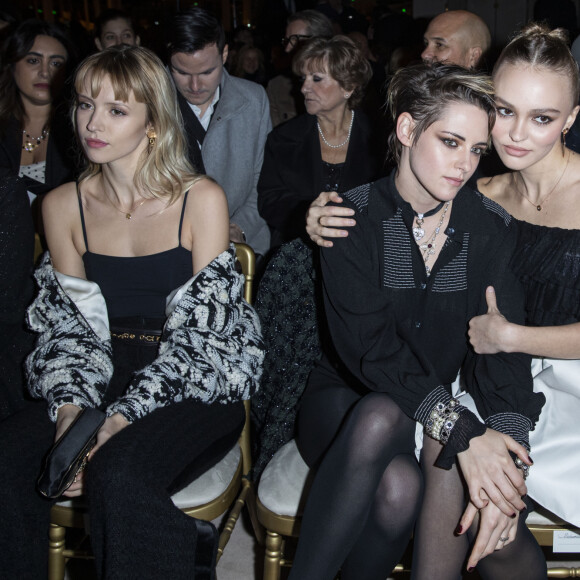 Angèle, Kristen Stewart et Lily-Rose Depp assistent au défilé Chanel Métiers d'Art 2019/2020 au Grand Palais. Paris, le 4 décembre 2019 © Olivier Borde / Bestimage