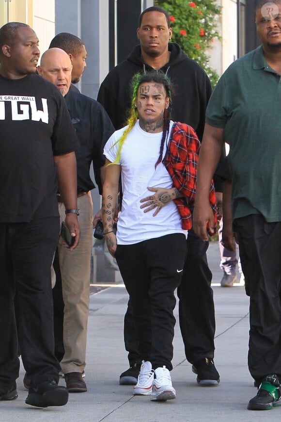 Le rappeur 6ix9ine (Tekashi 69) semble très petit au milieu de ses nombreux gardes du corps lors d'une virée shopping sur Rodeo Drive, Beverly Hills, Los Angeles, le 6 novembre 2018.