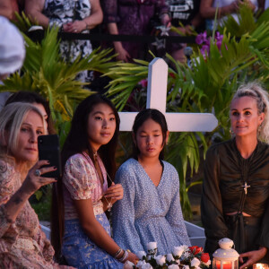 Liliane Jossua, Laeticia Hallyday et ses filles Jade et Joy - Pour le deuxième anniversaire de la mort de Johnny, Laeticia Hallyday et ses filles Jade et Joy se recueillent sur sa tombe au cimetière de Lorient à Saint-Barthélémy le 5 décembre 2019.