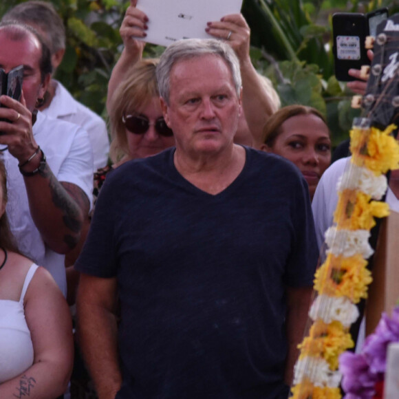 André Boudou (père de Laeticia) - Pour le deuxième anniversaire de la mort de Johnny, Laeticia Hallyday et ses filles Jade et Joy se recueillent sur sa tombe au cimetière de Lorient à Saint-Barthélémy le 5 décembre 2019.