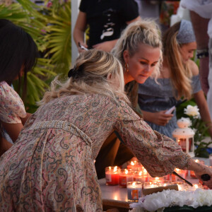 Liliane Jossua, Laeticia Hallyday - Pour le deuxième anniversaire de la mort de Johnny, Laeticia Hallyday et ses filles Jade et Joy se recueillent sur sa tombe au cimetière de Lorient à Saint-Barthélémy le 5 décembre 2019.