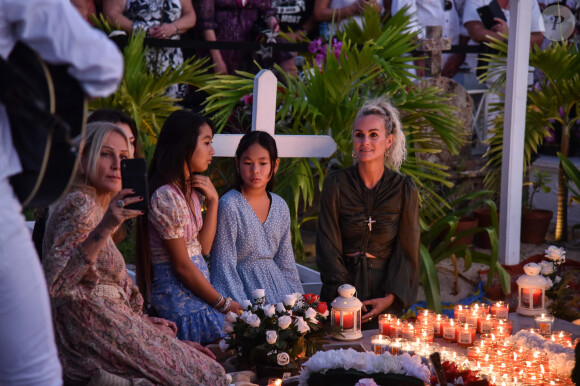 Liliane Jossua, Laeticia Hallyday et ses filles Jade et Joy - Pour le deuxième anniversaire de la mort de Johnny, Laeticia Hallyday et ses filles Jade et Joy se recueillent sur sa tombe au cimetière de Lorient à Saint-Barthélémy le 5 décembre 2019.