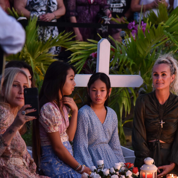 Liliane Jossua, Laeticia Hallyday et ses filles Jade et Joy - Pour le deuxième anniversaire de la mort de Johnny, Laeticia Hallyday et ses filles Jade et Joy se recueillent sur sa tombe au cimetière de Lorient à Saint-Barthélémy le 5 décembre 2019.