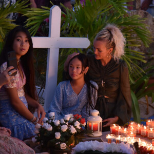 Liliane Jossua, Laeticia Hallyday et ses filles Jade et Joy - Pour le deuxième anniversaire de la mort de Johnny, Laeticia Hallyday et ses filles Jade et Joy se recueillent sur sa tombe au cimetière de Lorient à Saint-Barthélémy le 5 décembre 2019.