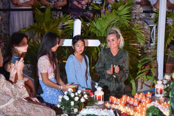 Léa Jossua, Laeticia Hallyday et ses filles Jade et Joy - Pour le deuxième anniversaire de la mort de Johnny, Laeticia Hallyday et ses filles Jade et Joy se recueillent sur sa tombe au cimetière de Lorient à Saint-Barthélémy le 5 décembre 2019.
